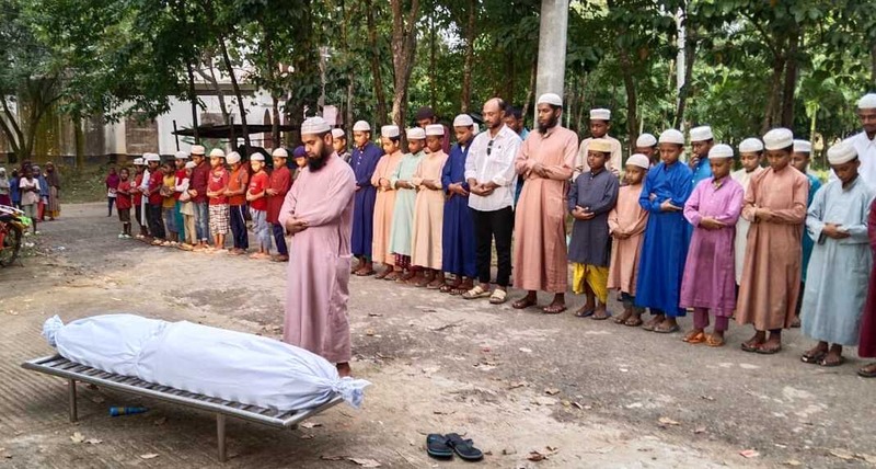 Funeral prayers being held for the unidentified bodies of flood victims in Feni, as BNP leaders and workers, along with community members, gather to ensure a dignified burial despite the devastating conditions. Photo: V7N